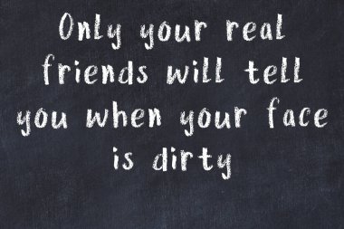 Siyah tahta üzerine akıllı alıntıların el yazması tebeşir yazısı