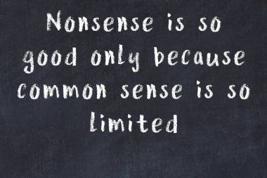 Bilgece motive edici el yazısı tebeşirle yazılmış siyah karatahta