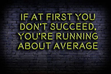 Zekice ve motive edici bir alıntı. Karanlıkta duvarda neon levhası