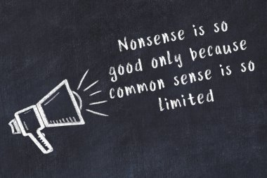 Bir hoparlörün tebeşir çizimi ve siyah karatahtaya el yazısıyla yazılmış alıntılar