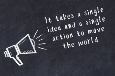 Bir hoparlörün tebeşir çizimi ve siyah karatahtaya el yazısıyla yazılmış alıntılar