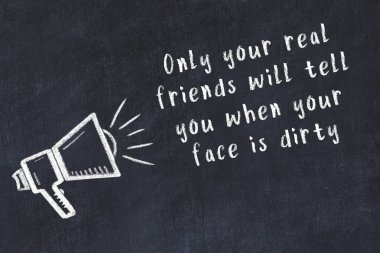 Bir hoparlörün tebeşir çizimi ve siyah karatahtaya el yazısıyla yazılmış alıntılar