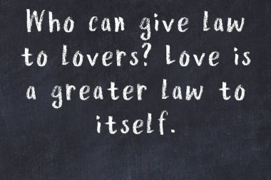 Bilgece motive edici el yazısı tebeşirle yazılmış siyah karatahta