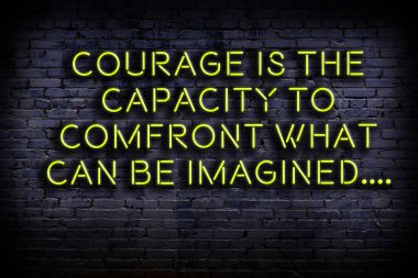 Zekice ve motive edici bir alıntı. Karanlıkta duvarda neon levhası