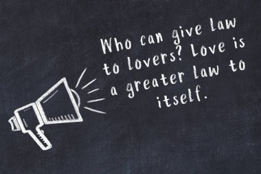 Bir hoparlörün tebeşir çizimi ve siyah karatahtaya el yazısıyla yazılmış alıntılar