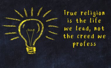 Bilgece bir alıntı ve siyah karatahtaya bir ampul çizimi