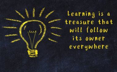 Bilgece bir alıntı ve siyah karatahtaya bir ampul çizimi