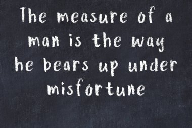 Siyah masa üzerine tebeşirle yazılmış zekice bir söz.