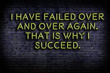 Tuğla duvardaki bilgece alıntıların neon yazıları üzerine gece görüşü