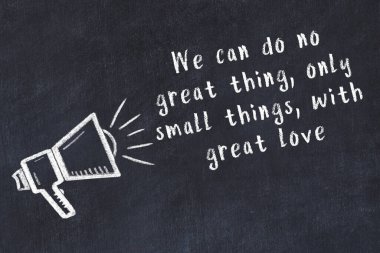 Bir hoparlörün tebeşir çizimi ve siyah karatahtaya el yazısıyla yazılmış alıntılar