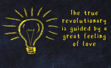 Bir karatahtaya ve bir ampul çizimine elle yazılmış akıllı bir alıntı.