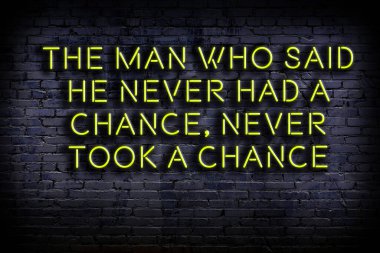 Tuğla duvardaki ışıklı neon tabela olarak bilgece alıntı