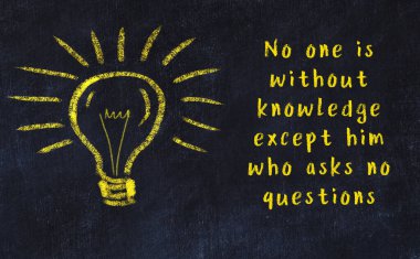 Bir karatahtaya ve bir ampul çizimine elle yazılmış akıllı bir alıntı.