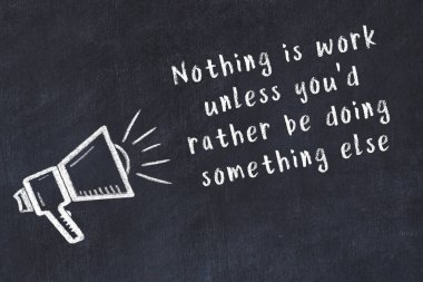 Bilge motivasyonel yazıtlı siyah karatahtaya hoparlör çizimi