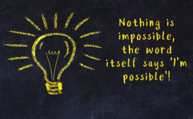 Bir karatahtaya ve bir ampul çizimine elle yazılmış akıllı bir alıntı.