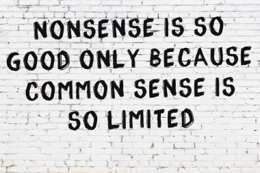 Beyaz tuğla duvar ve bilgece alıntıların yazılı olduğu siyah yazı.