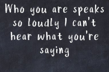 Bilgece motive edici el yazısı tebeşirle yazılmış siyah karatahta