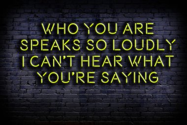 Zekice ve motive edici bir alıntı. Karanlıkta duvarda neon levhası