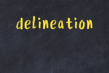 Siyah masanın üzerine elle yazılmış tebeşir tanımlaması