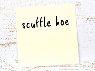 Tahta duvardaki sarı yapışkan notta el yazısıyla yazılmış boğuşma çapası var.