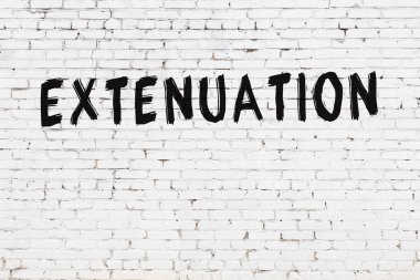 Üzerinde siyah boya olan beyaz tuğla bir duvar.