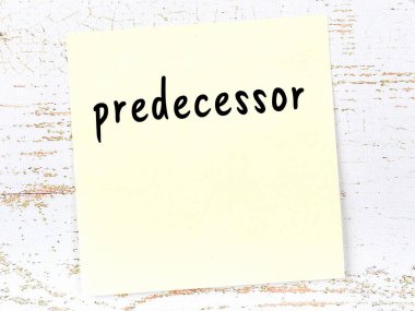 Tahta duvardaki sarı yapışkan notta el yazması yazması selefi var.