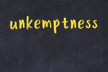 Siyah masadaki tebeşir el yazısı ayrımcılığı