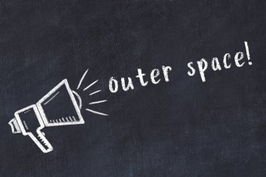 Üzerinde hoparlör ve yazı olan siyah karatahta.