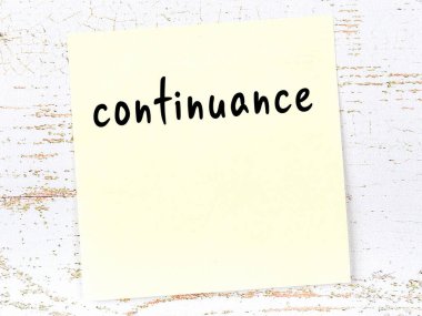 Tahta duvardaki sarı yapışkan notta el yazısı uzatma var.