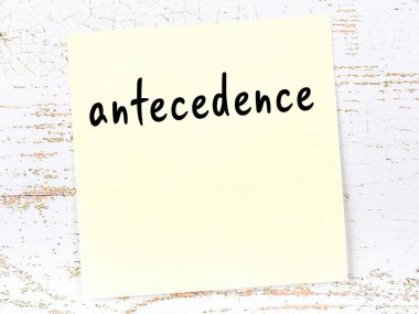 Anımsatıcı kavramı. Tahta duvarda üzerinde yazı olan sarı yapışkan kağıt.