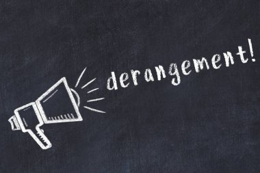 Hoparlörün tebeşir çizimi ve siyah masanın üzerine el yazısıyla yazılmış bir yazı hatası.