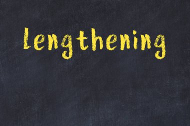 Üzerinde el yazısıyla yazılmış yazı uzatıcısı olan kolej tahtası.