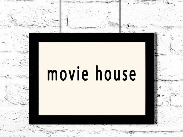 Siyah Ahşap Çerçeve Beyaz Tuğla Duvarda Asılı Film Evi — Stok fotoğraf