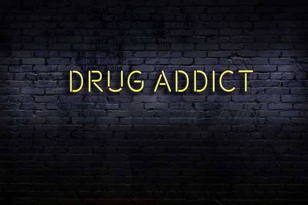 夜にレンガの壁にネオンサイン 碑文薬物中毒 — ストック写真