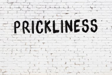 Beyaz tuğla duvara siyah boya ile yazılmış dikenli yazı..