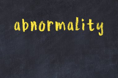 Siyah masadaki tebeşir el yazısı anormalliği