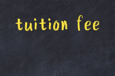 Üzerinde el yazısı harç ücreti olan üniversite yazı tahtası.