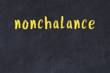 Üzerinde el yazısıyla yazılmış kayıtsızlık olan üniversite yazı tahtası.