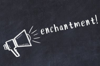 Hoparlör çizimi ve büyü yazısıyla siyah karatahta