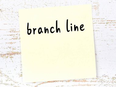 Şube hattını hatırlatma kavramı. Tahta duvarda üzerinde yazı olan sarı yapışkan kağıt.