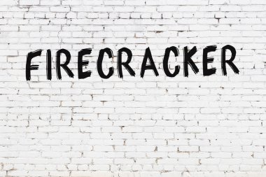 Beyaz tuğlalı duvarda siyah boyayla yazılmış kestane fişeği..