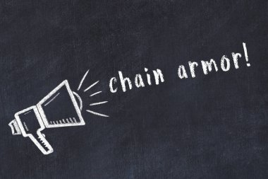 Hoparlör çizimi ve yazıt zinciri zırhı olan siyah karatahta.