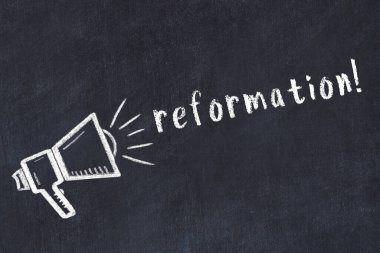 Hoparlörlerin tebeşir çizimi ve siyah masanın üzerine el yazısı yazması reformasyon.