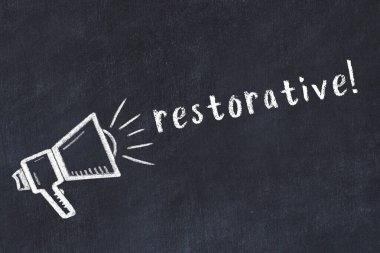 Hoparlörlerin tebeşir çizimi ve siyah masanın üzerine el yazısıyla yazması restoratif