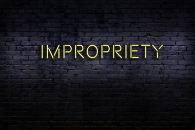 Tuğla duvara karşı yazıtlarda uygunsuz yazılar var. Gece görünümü