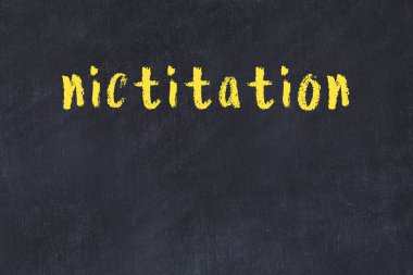 Üzerinde el yazısı olan bir kolej tahtası.