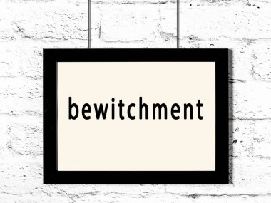 Beyaz tuğla duvarda asılı kara tahta çerçeve ve yazıt büyüsü 