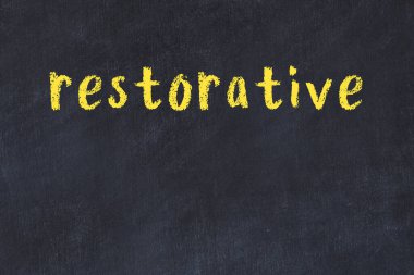 Üzerinde el yazısıyla yazılmış yenileme özelliği olan kolej tahtası.