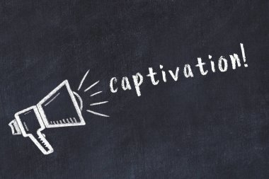 Hoparlör çizimi ve yazıt büyüsü olan siyah karatahta