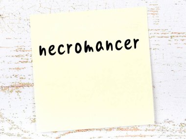 Büyücüyü hatırlatma kavramı. Tahta duvarda üzerinde yazı olan sarı yapışkan kağıt.